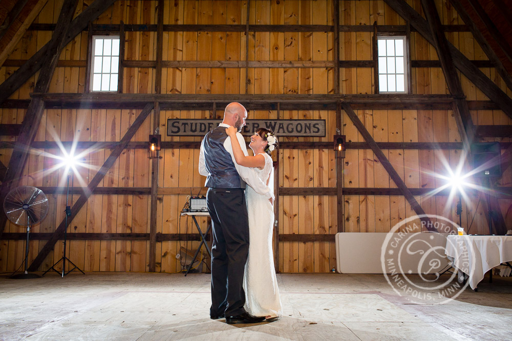 Minneapolis barn farm wedding photo